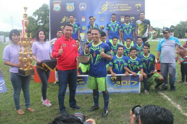 Juara Liga Ramadhan, Bupati Serahkan Piala Bergilir Kepada Bandara FC