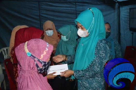 Ketua TP. PKK Bersama DWP Selayar Bantu Korban Kebakaran di Mappatoba