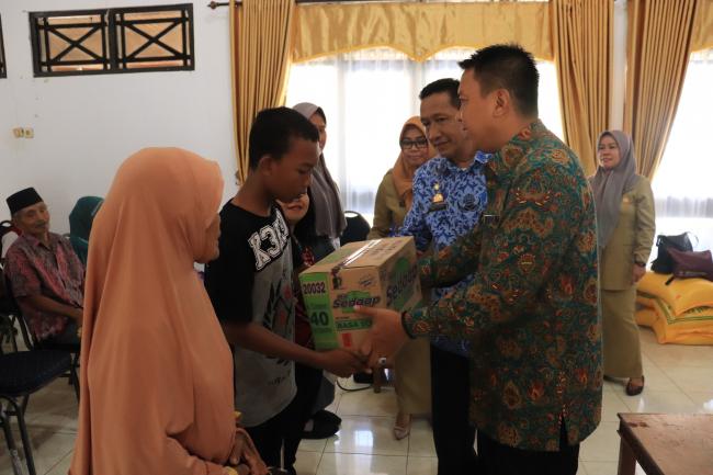 Serahkan Bantuan Sosial, Begini Penjelasan Bupati Kepulauan Selayar 