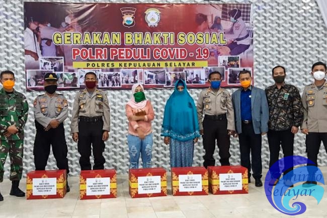 Baksos Polres dan Bhayangkari Selayar, Bagikan Paket Sembako kepada Warga Kurang Mampu Terdampak Corona