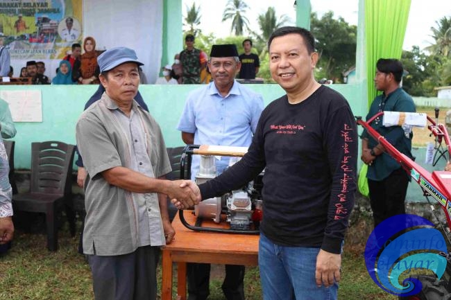 Hadir Pada Syukuran Panen Raya Padi, Basli Ali Bantu Alsintan Petani Sawah Desa Ujung