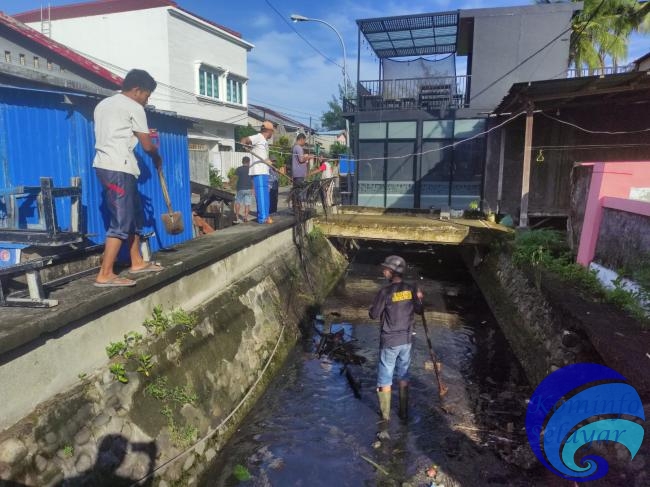 Camat Benteng Sigap, Bersama Tim Terpadu Keruk Drainase Penyebab Genangan Air Dalam Kota