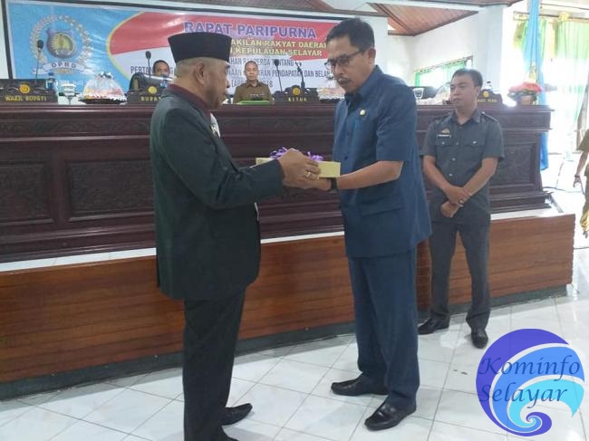 Paripurna DPRD, Wabup Selayar Serahkan Ranperda Pertanggungjawaban APBD 2018