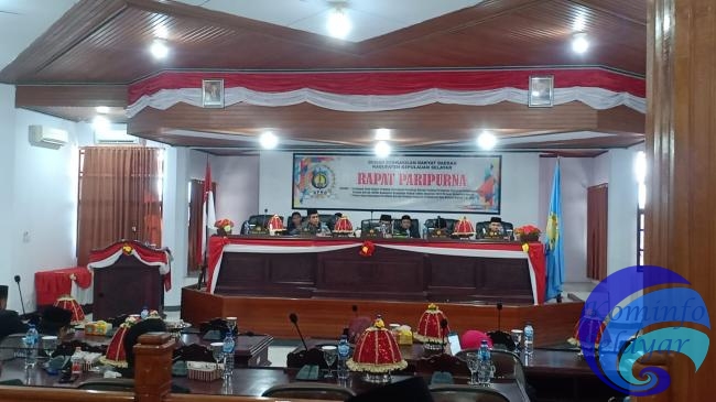 Rapat Paripurna DPRD,  Wabup Saiful Arif Bacakan Pendapat Akhir Bupati Tentang Ranperda Perubahan APBD 2023