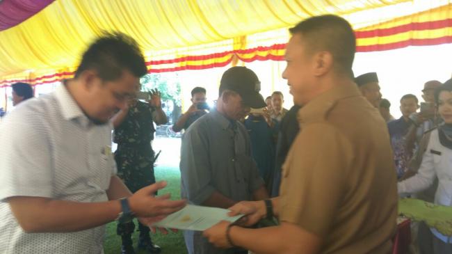 Bupati Kepulauan Selayar Serahkan Sertifikat Hak Atas Tanah Program Percepatan PTSL