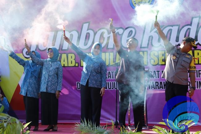 Pelepasan Smoke Bomb Tandai Pembukaan Jambore Kader PKK Selayar 