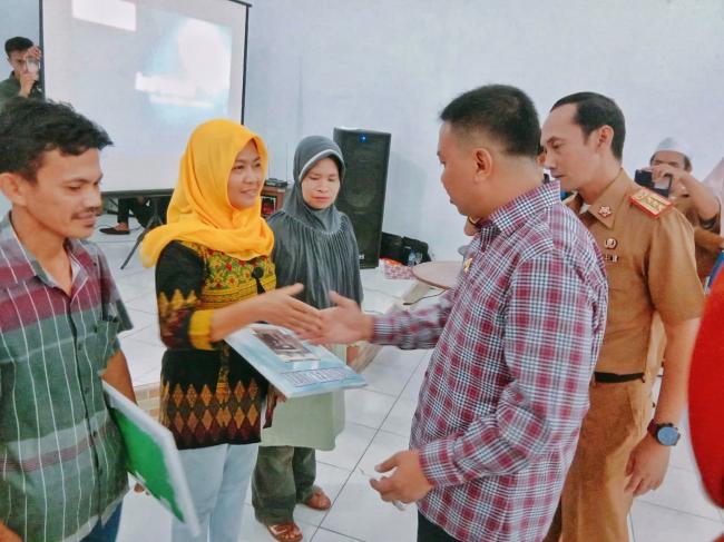 Bupati Kepulauan Selayar Serahkan Bantuan Peralatan Kepada Pelaku UKM 