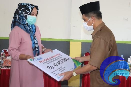 Wabup Kepulauan Selayar Serahkan Santunan BPJS Ketenagakerjaan di Desa Buki
