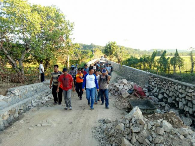 Tiba di Pulau Jampea, Bupati Tinjau Proyek Jalan Lingkar dan Proyek Tanggul 