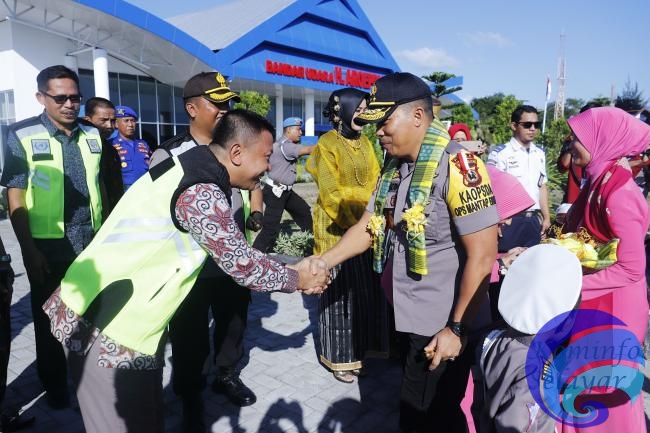 Bupati Kepulauan Selayar Sambut Kedatangan Kapolda Sulsel di Bandara H. Aroeppala 