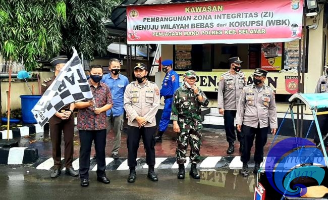 Bupati Basli lepas Penyaluran Bansos PPKM Polres Selayar