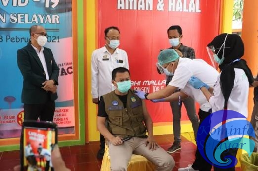Bupati Kepulauan Selayar Jalani Penyuntikan Vaksin COVID-19