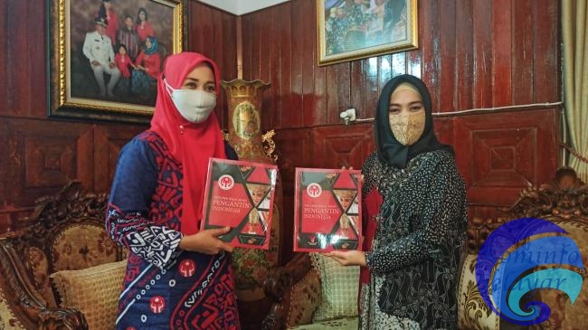 Ketua Dekranasda Kepulauan Selayar Terima Buku Pesona Adat Pengantin Indonesia