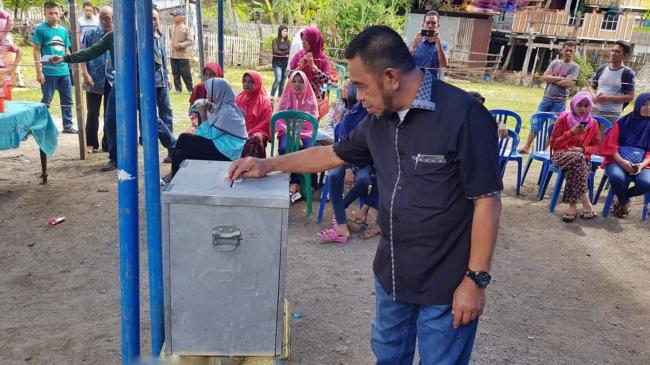 Wabup Kepulauan Selayar Nyoblos di TPS 02 Desa Parak
