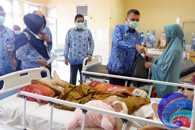 Hut ke-48 Korpri, Sekda Selayar Bagi Paket di RSUD Kh. Hayyung