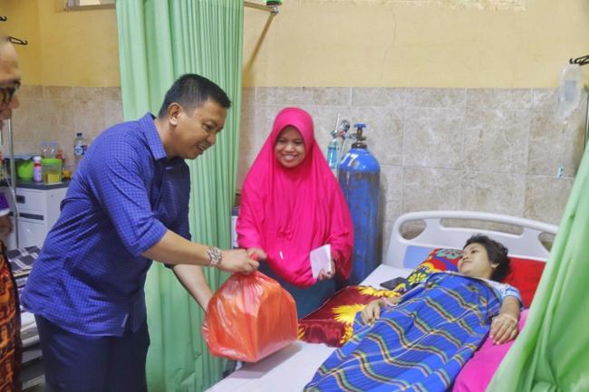 Bupati Kepulauan Selayar Anjangsana ke RSUD, Pasien Dapat Bantuan 