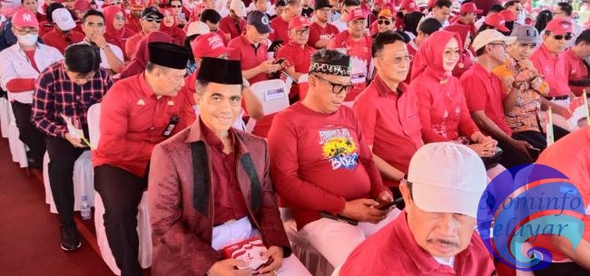 Wabup Selayar Hadir pada Penyerahan 10 Juta Bendera oleh Mendagri di Bulukumba