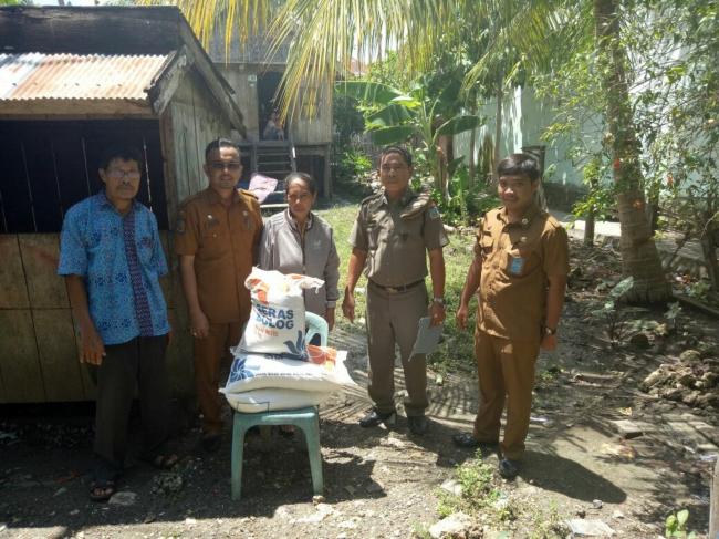Kelurahan Benteng Selatan Bagikan Rastra, Warga Titip Salam Kepada Bupati dan Wabup