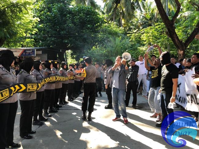 Ratusan Massa Caleg Unjuk Rasa di Kantor KPU Selayar 