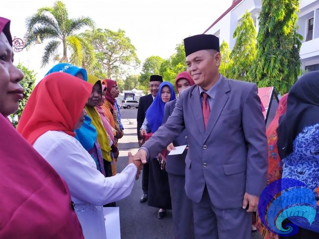 Asisten Pemerintahan Inspektur Upacara Bendera dalam Rangka Memperingati Hari Pahlawan Tingkat Kabupaten Kepulauan Selayar Tahun 2019