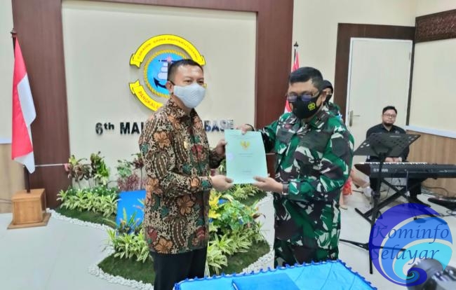 Bupati Basli Ali serahkan sertifikat tanah ke Aslog Kasal peruntukan Lanal Selayar