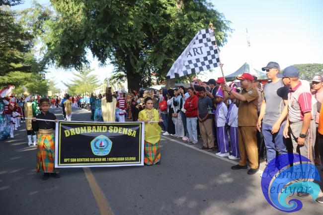 Meriahkan HUT ke-79 RI, Sekda Selayar Lepas Peserta Gerak Jalan Indah Antar Pelajar