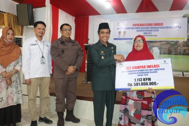 Wabup Saiful Arif Salurkan BLT Dampak Inflasi bagi Penyandang Disabilitas dan Lanjut Usia
