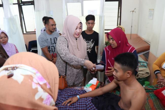 Ketua TP PKK Kabupaten Kepulauan Selayar Besuk Pasien Korban Pengoroyokan di RS Wahidin Makassar 