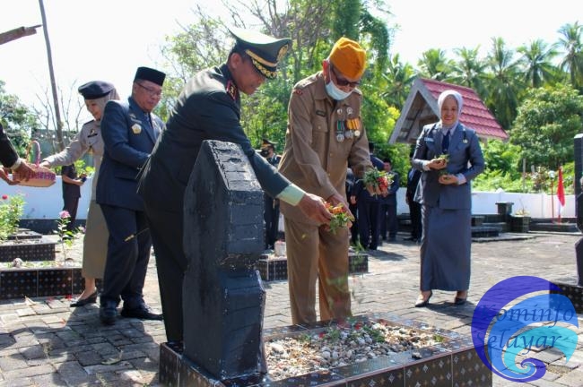 Pemkab Selayar bersama TNI Polri Ziarah di TMP Barugaiya dan Tabur Bunga Pelabuhan Rauf Rahman