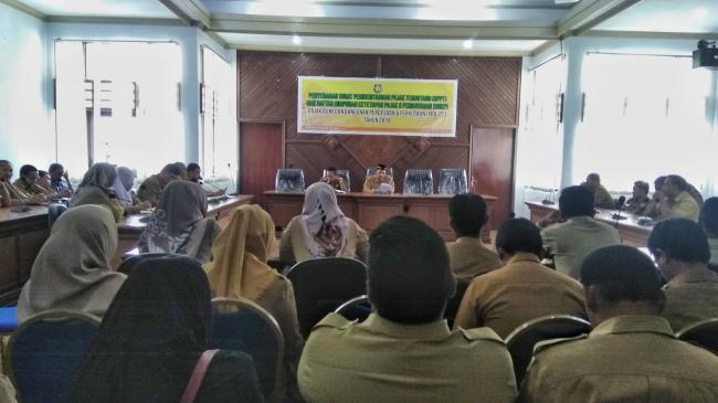 Asisten Ekbang dan Kesejahteraan Selayar Serahkan SPPT dan DHKP PBB-P2 Tahun 2018