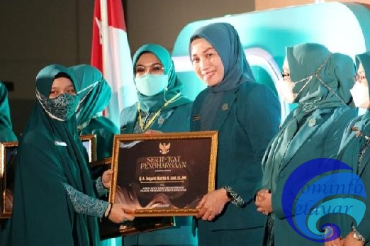 Musrifah Basli Dianugerahi Penghargaan pada HKG PKK Sulsel