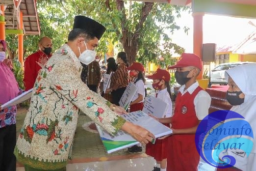 Wabup Kepulauan Selayar Serahkan Santunan JKM dan Bea Siswa BPJS Ketenagakerjaan