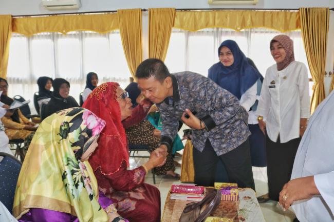 Bupati Kepulauan Selayar Serahkan Santunan Kepada Para Veteran Pejuang Kemerdekaan RI