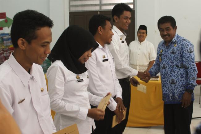 Asisten Administrasi Setda Kepulauan Selayar Serahkan SK CPNS Kepada THL-TB Penyuluh Pertanian