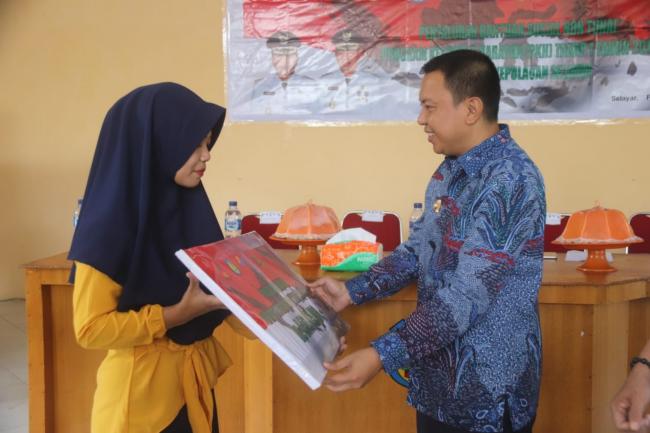 Basli Ali Serahkan Bansos Non Tunai Untuk Warga Kecamatan Buki dan Bontomatene