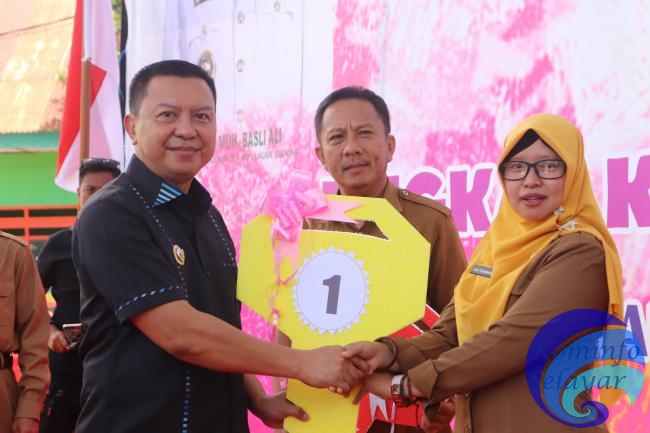 Bupati Basli Ali Serahkan Hadiah Pemenang Lomba Desa Tahun 2023, Juara 1 Desa Bontosunggu