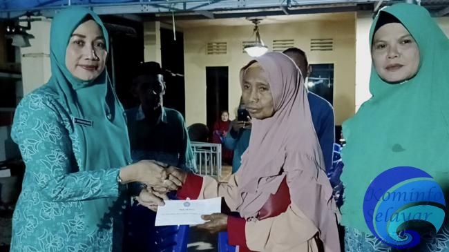 Andi Musrifah Basli Bersama Jajaran TP. PKK Sambangi Korban Kebakaran di Dusun Patori