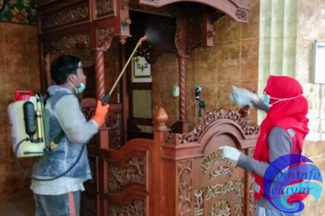 Cegah Covid-19 Relawan PMI Selayar Semprot Disinfektan di Bandara dan Masjid