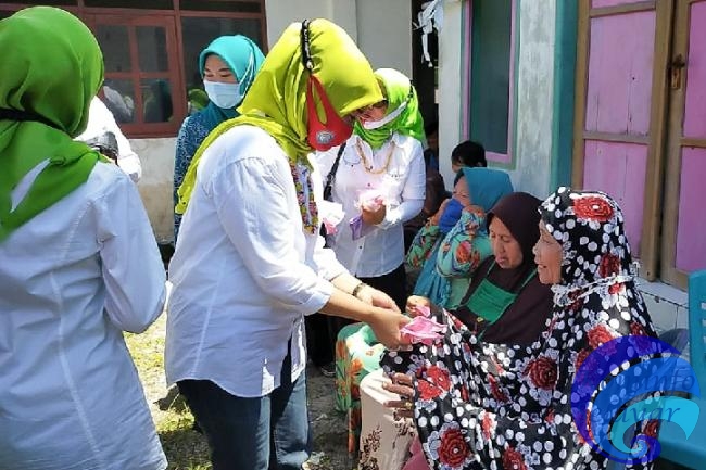 TP. PKK dan IKAPTK Kepulauan Selayar  Bagi Masker di Desa Menara Indah