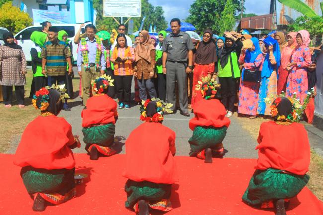 Tari Pa'duppa Menyambut Kedatangan Tim Verifikasi Kabupaten Sehat Nasional di Desa Polebungin 