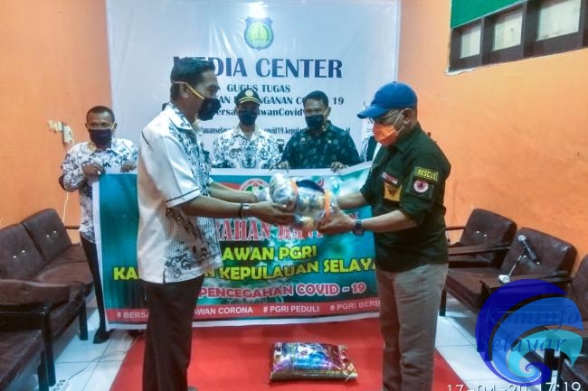 Pandemi Corona, Ketua PGRI Selayar Serahkan Bantuan Kepada Tim Gugus Tugas Covid- 19