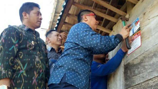 Pemasangan Plat Tandai Launching Program RS-RTLH di Kepulauan