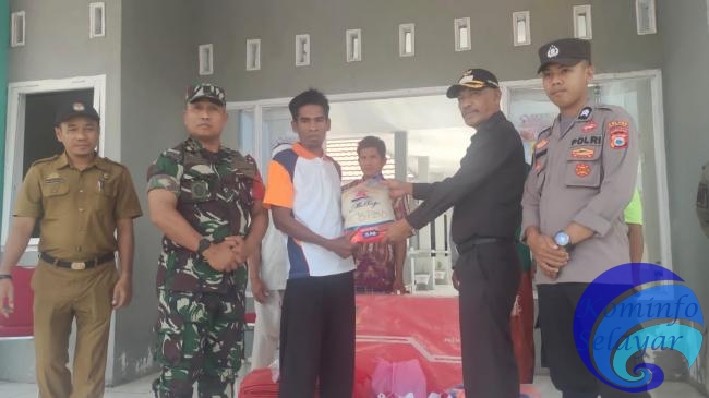 Camat Pasimasunggu Serahkan Bantuan Logistik kepada Lima Korban Kapal Tenggelam