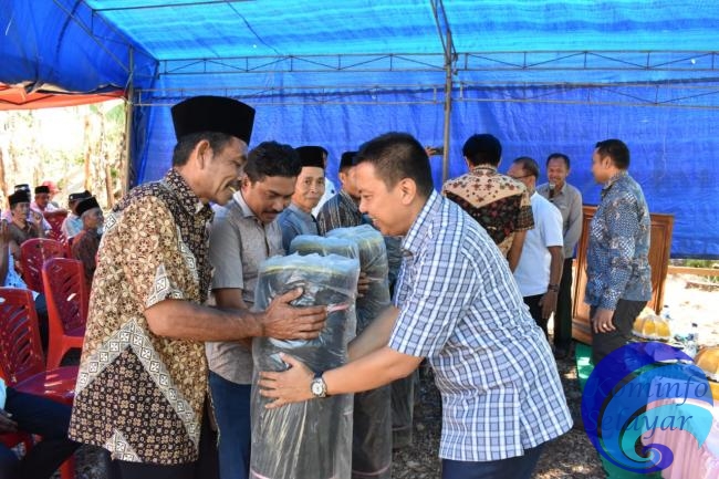 Bupati Kepulauan Selayar Serahkan Bantuan Jaring Kebun Untuk Masyarakat Desa Bontona Saluk