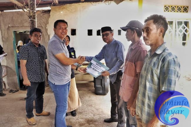 Kunker : Bupati Kepulauan Selayar Serahkan Sejumlah Bantuan Untuk Masyarakat Pulau Jampea