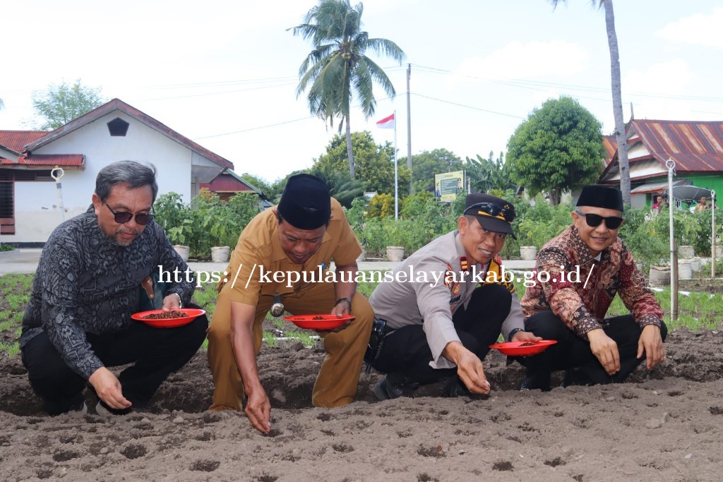 Tanam Sayur di Polsek Pasimarannu, Bupati Natsir Ali Apresiasi Program Ketahanan Pangan Polres Selayar