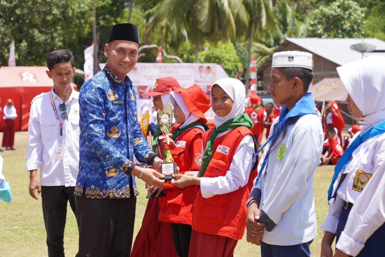 Hizbullah Kamaruddin Sampaikan Sambutan Bupati Selayar pada Penutupan Kemah Bakti PMI ke-80 di Desa Mare-Mare
