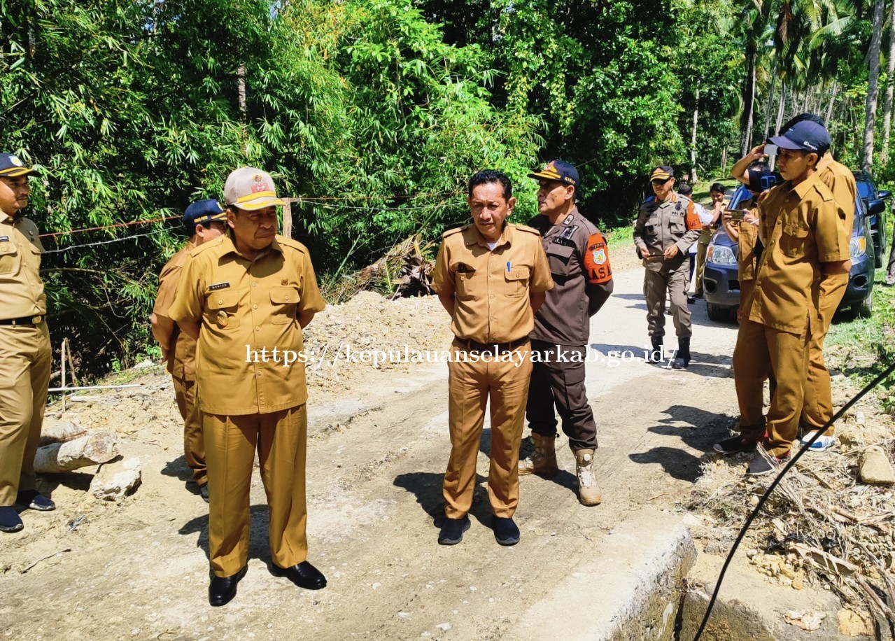 Wabup Muhtar Tinjau Lokasi Longsor di Desa Kohala, Instruksikan Penanganan Segera