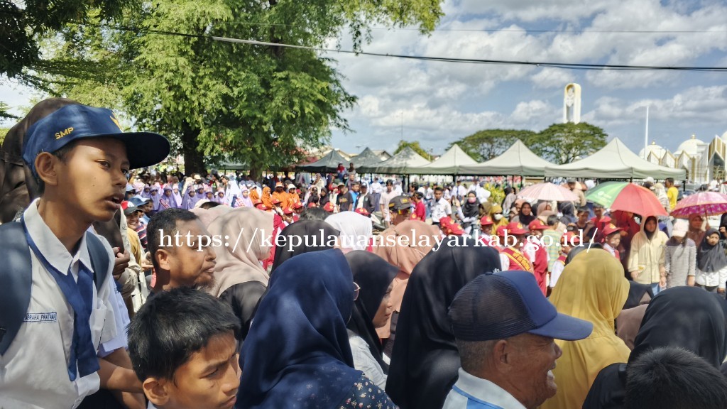 Ribuan Warga Turun Saksikan Lomba Gerak Jalan Indah HUT ke-80 RI di Selayar